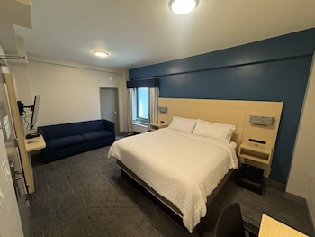 Suite, 1 King Bed, Accessible (Mobility, Accessible Tub)
