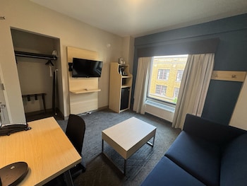 Suite, 1 Queen Bed
