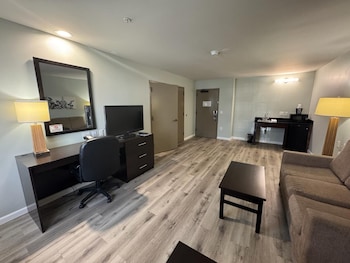Suite, 1 King Bed, Accessible, Non Smoking (Mobility, Roll-In Shower)