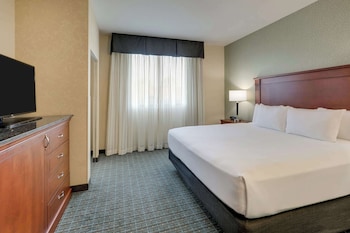 Suite, 1 King Bed, Hearing Accessible (Meeting, Tub, 2 Rooms)
