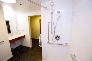Room, 1 Queen Bed, Accessible (Mobility & Hearing, Roll-in Shower)