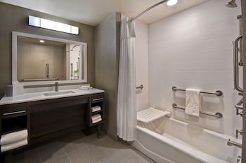 Studio, 1 Queen Bed, Accessible, Bathtub (Mobility & Hearing)