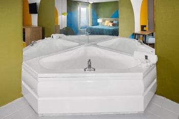 Deluxe Room, 1 King Bed, Non Smoking