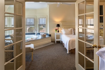 Grand King Suite 32