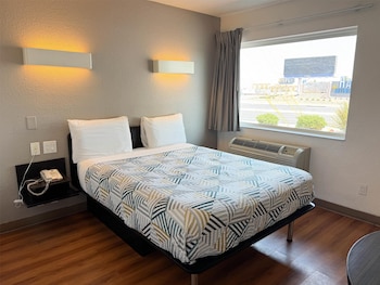 Premium Room, 1 Queen Bed, Non Smoking, Refrigerator