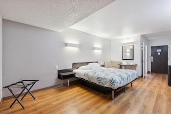 Deluxe Room, 1 King Bed, Non Smoking, Refrigerator & Microwave