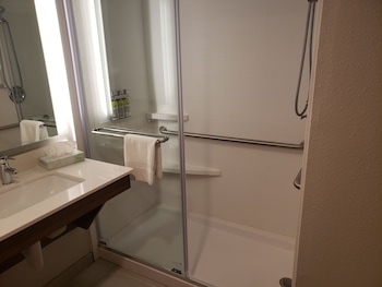 Standard Room, 2 Queen Beds, Accessible (Accessible Tub)