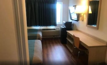 Standard Room, 1 Queen Bed, Non Smoking, Refrigerator & Microwave