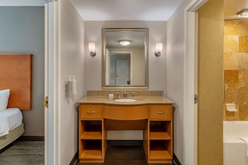 Basic Room, 1 King Bed, Kitchen