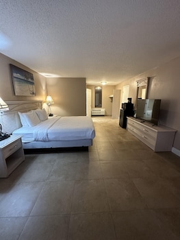 Room, 1 King Bed, Refrigerator & Microwave