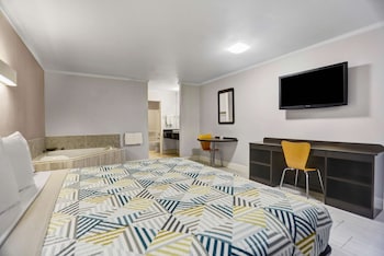 Deluxe Room, 1 King Bed, Non Smoking, Hot Tub