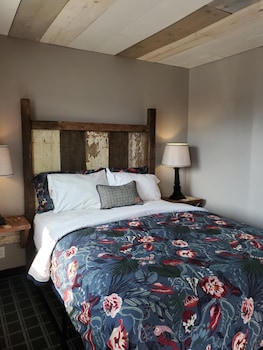 Rolo 1 Queen Bed