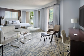 Suite, 1 King Bed with Sofa bed, Lake View