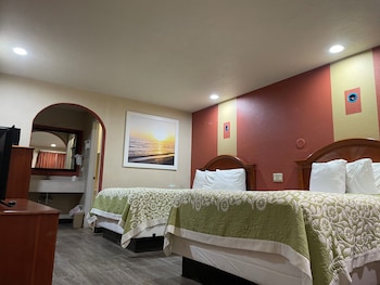 Room, 1 King Bed, Accessible, Non Smoking (Roll-in Shower)