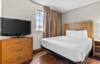 Deluxe Studio, 1 Queen Bed with Sofa bed, Accessible, Non Smoking