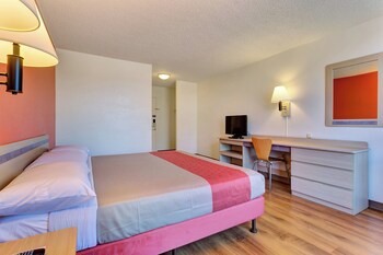 Deluxe Room, 1 King Bed, Roll-in Shower, Refrigerator