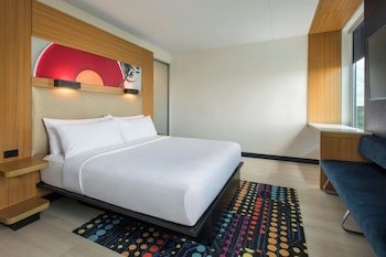 Room, 1 King Bed, Hearing Accessible (Roll-in Shower, Top Floor)