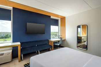 Room, 1 King Bed, Hearing Accessible (Roll-in Shower, Top Floor)