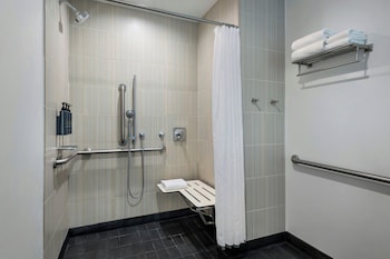 Room, 1 King Bed, Hearing Accessible (Roll-in Shower, Top Floor)