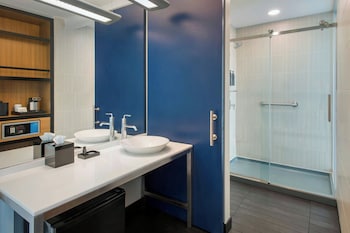 Room, 1 King Bed, Hearing Accessible (Roll-in Shower, Top Floor)