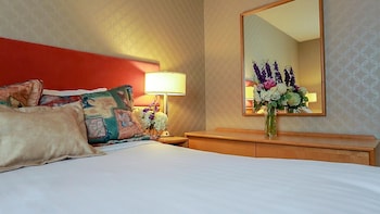 Deluxe Suite, 1 King Bed with Sofa bed