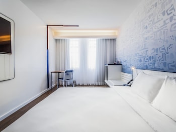 Executive Room, 1 Queen Bed, Partial Sea View