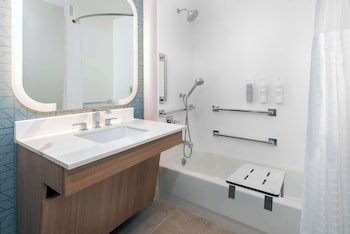 Suite, 1 King Bed, Accessible, Bathtub (Non Smoking, Hearing)