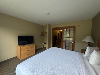 1 King Suite with Sofa bed