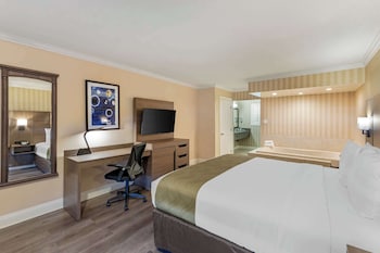 Deluxe Room, 1 King Bed, In-Room Hot Tub, Non Smoking