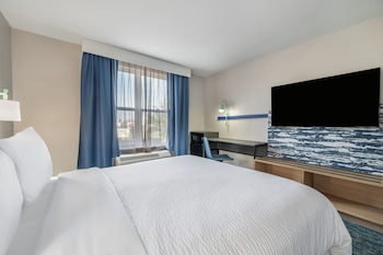 Standard Room, 1 King Bed, Roll-in Shower (Mobility Accessible)