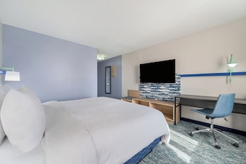 Standard Room, 1 Queen Bed, Roll-in Shower (Mobility Accessible)