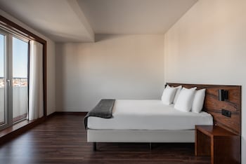 Premium Suite, City View