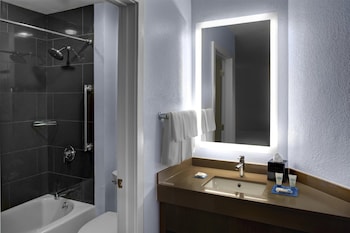 Suite, 2 Bedrooms (1 King Bed Per Room)