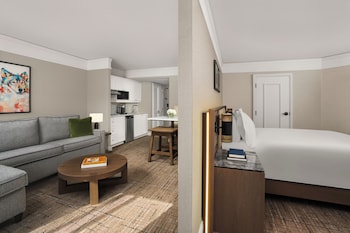 Fairmont, Junior Suite, 1 Queen Bed, Non Smoking, Kitchenette