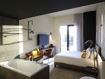 Junior Suite, 1 King Bed, Bathtub, River View