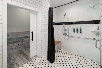 Room, 1 King Bed, Accessible (Mobility & Hearing, Roll-In Shower)