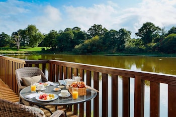 Superior Room, 1 King Bed, Balcony, Lake View
