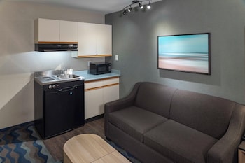 Queen Bed Kitchenette