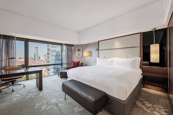 1 King Bed Classic City View