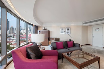 Suite, 1 King Bed (Diplomatic)