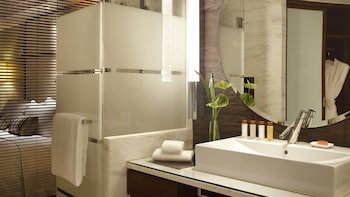 2 Twin Beds Classic City View
