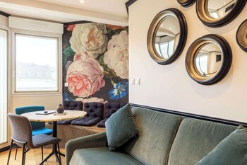 Standard Apartment, 1 Queen Bed, Non Smoking, Kitchenette (with Sofabed)