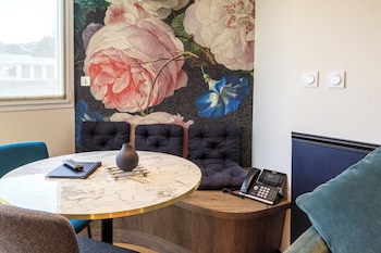 Standard Apartment, 1 Queen Bed, Non Smoking, Kitchenette (with Sofabed)