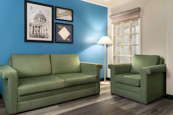 1 Full Bed, One-Bedroom, Mobility/Hearing Impaired Access, Deluxe Suite, NSMK