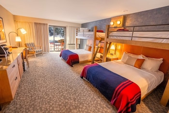 Room (2 Twin Bunks over 2 Queen Beds)