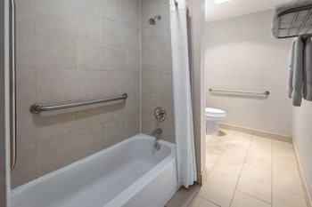 Room, 1 Queen Bed, Accessible, Non Smoking (Mobility, Bathtub w/Grab Bars)