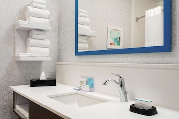1 QUEEN MOBILITY ACCESS W/ TUB NONSMOKING