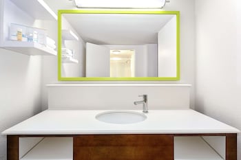 Room, 1 King Bed, Accessible, Bathtub (with Chair)