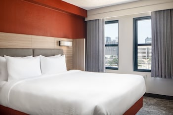 Suite, 1 King Bed, Accessible Bathtub