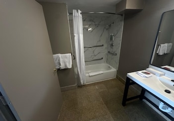 Standard Room, 1 King Bed, Accessible, Bathtub